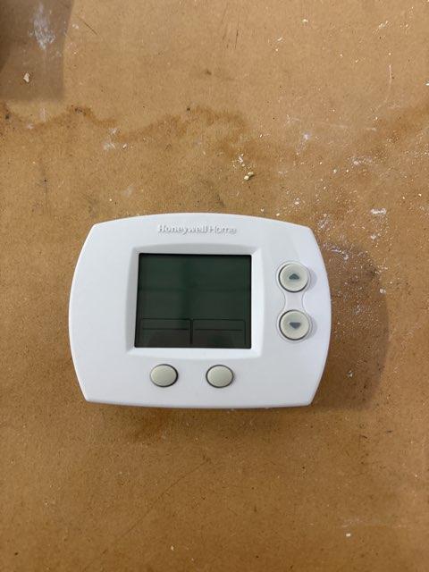 Focus Pro 5000 Non-Programmable Digital Thermostat 1Heat/1Cool