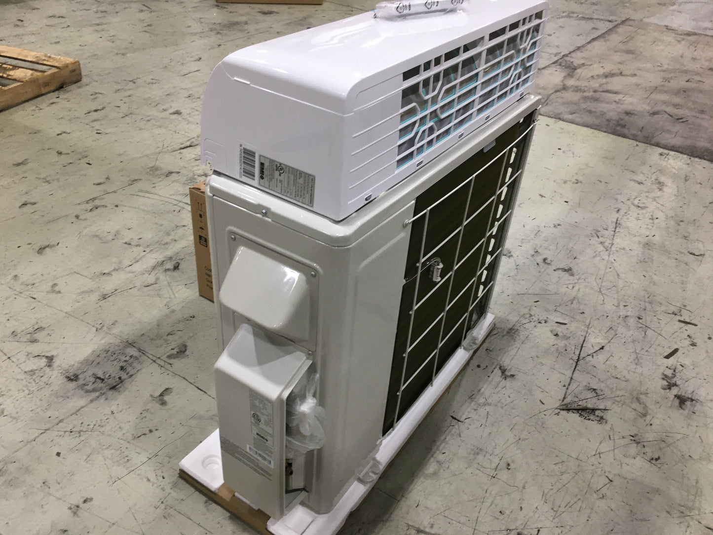 18,000 BTU Dual Zone Variable Speed Inverter Mini Split Heat Pump Set, 21.3 SEER 208-230/60/1 R-410A