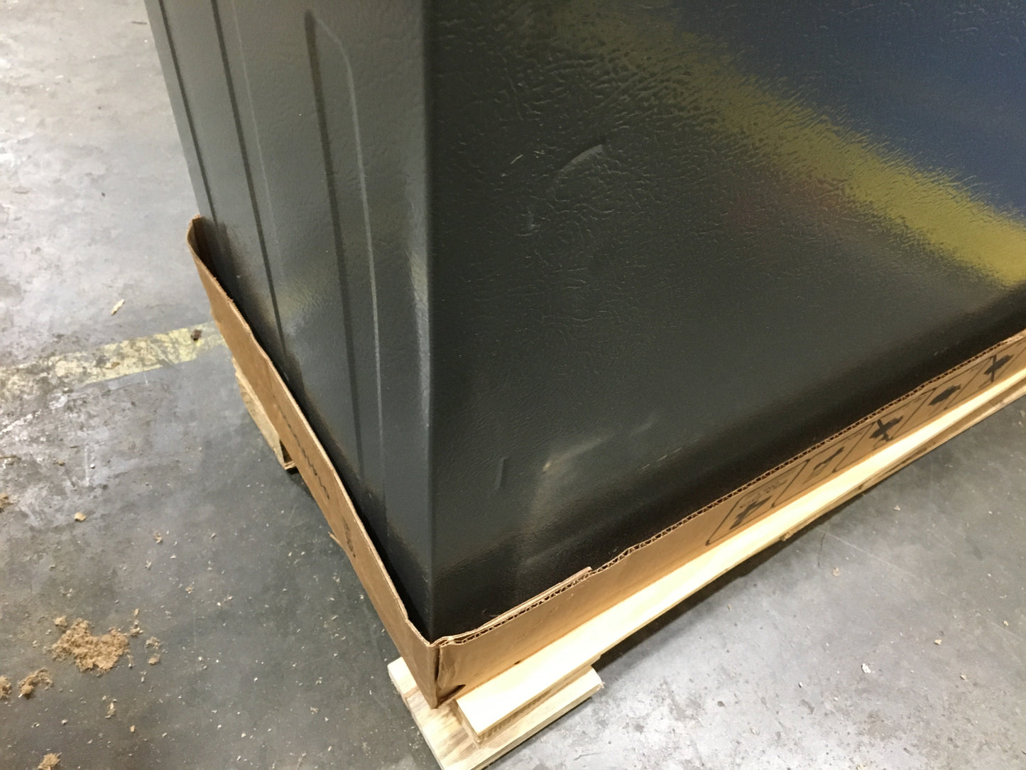 30,000 Btu Two Stage UPFlow/Horizontal ECM Natural Gas Furnace, 96.1% Afue 115/60/1 Cfm:1200 Damaged