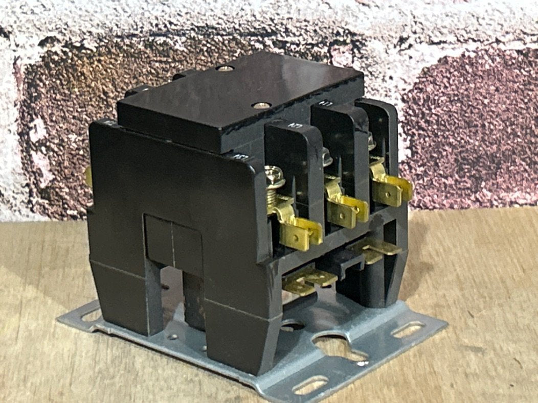 24 V, 50/60 Hz, 25 Amps 3 Pole Contactor