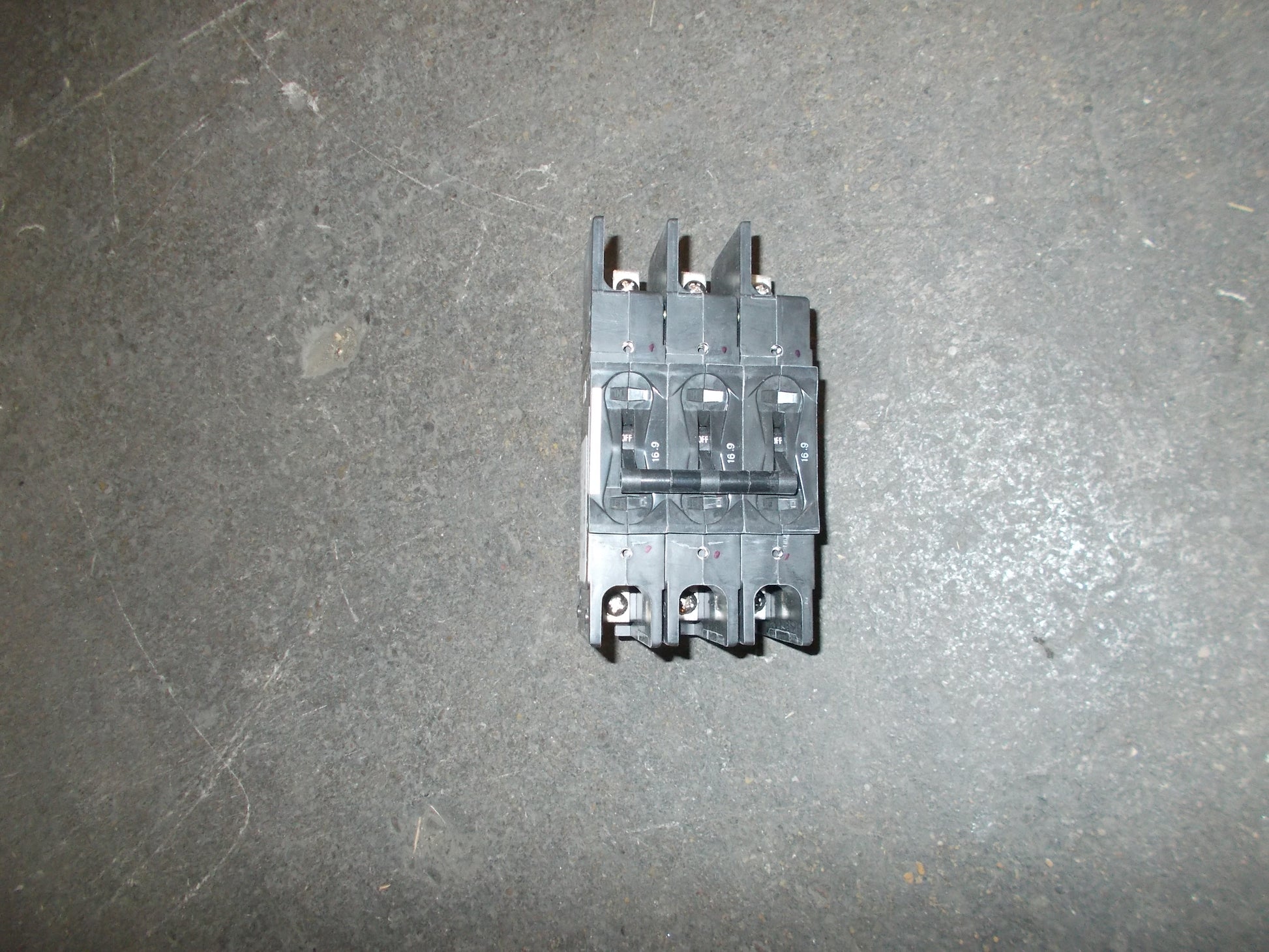 3 POLE 16.9 AMP "219 MULTI-POLE" SERIES HYDRAULIC MAGNETIC CIRCUIT BREAKER PROTECTOR/FOR MANUAL MOTOR CONTROLLER APPLICATIONS 600/50-60/1 OR 3 