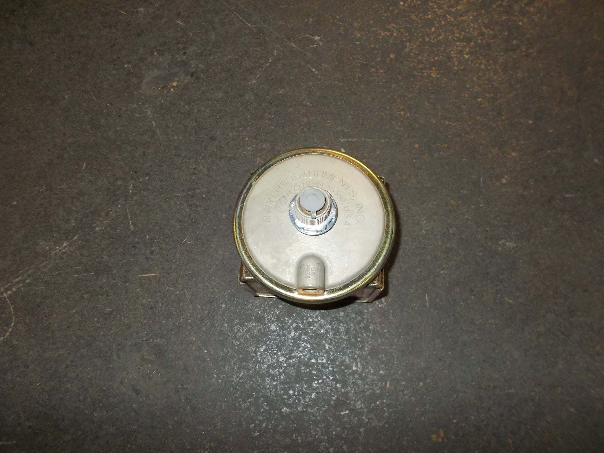 "1800" SERIES LOW DIFFERENTIAL PRESSURE SWITCH, 120-125-250-480VAC/60  1.5"-5.0" w.c.