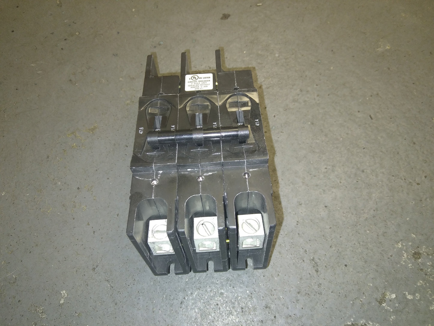 3 POLE 41.4 AMP "209 MULTI-POLE" SERIES HYDRAULIC MAGNETIC CIRCUIT BREAKER PROTECTOR/FOR MANUAL CONTROLLER APPLICATIONS, 240/60-50/1 OR 3