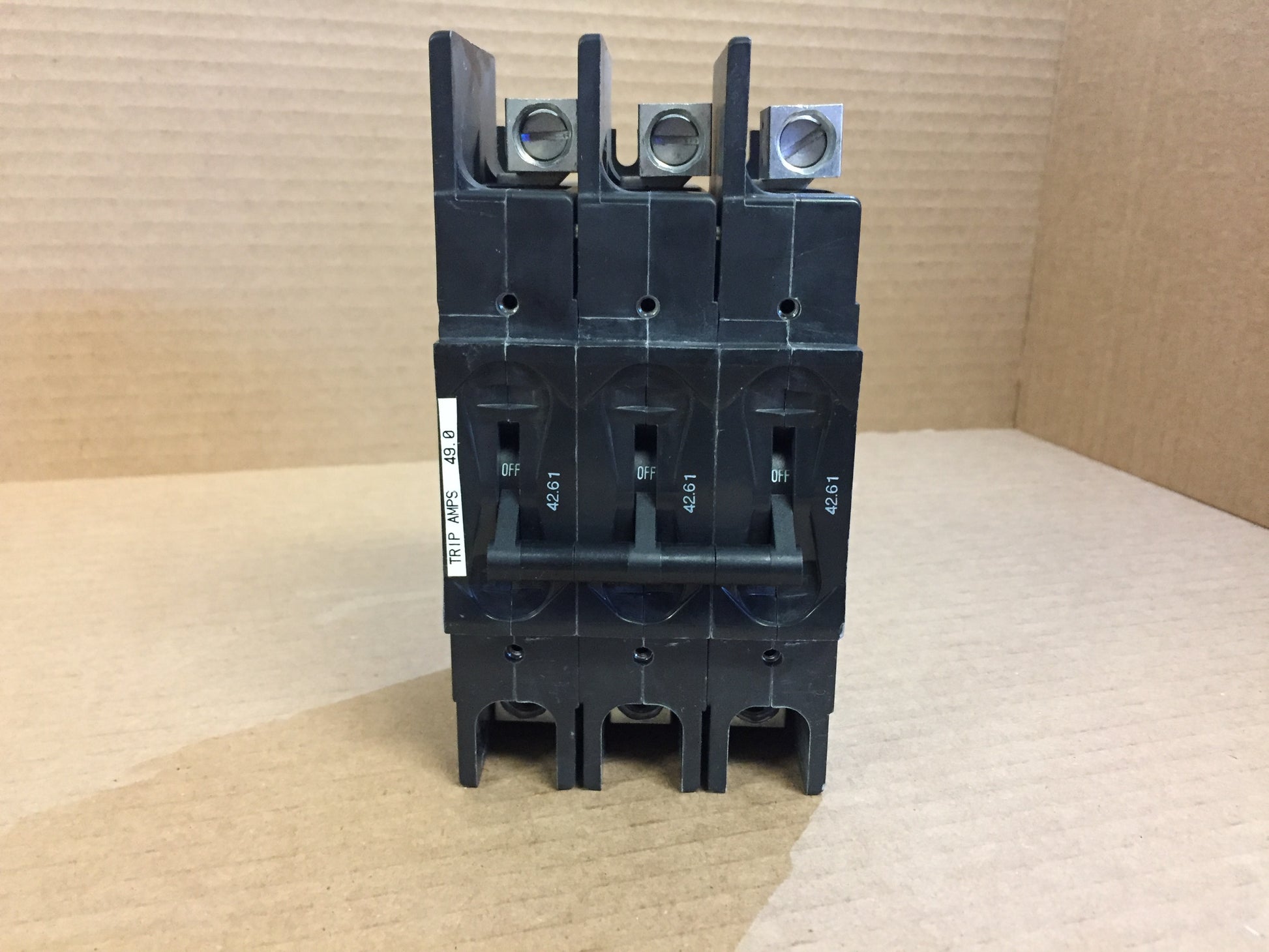 3 POLE 42.61 AMP, HYDRAULIC MAGNETIC CIRCUIT BREAKER PROTECTOR/FOR MANUAL CONTROLLER APPLICATIONS, MAX VOLTS:240, HZ:50/60, IN MFG. BOX, MADE IN MEXICO.