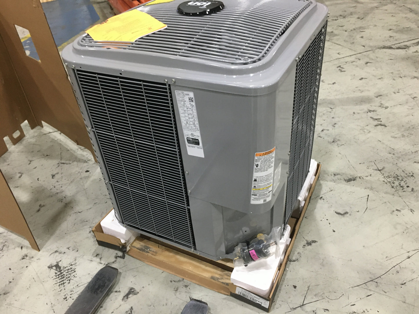 3 TON 2 STAGE COMMUNICATING COMPATIBLE AIR CONDITIONER WITH OBSERVER COMMUNICATING CONTROL SYSTEM; 208/230/60/1, 17 SEER, R-410A