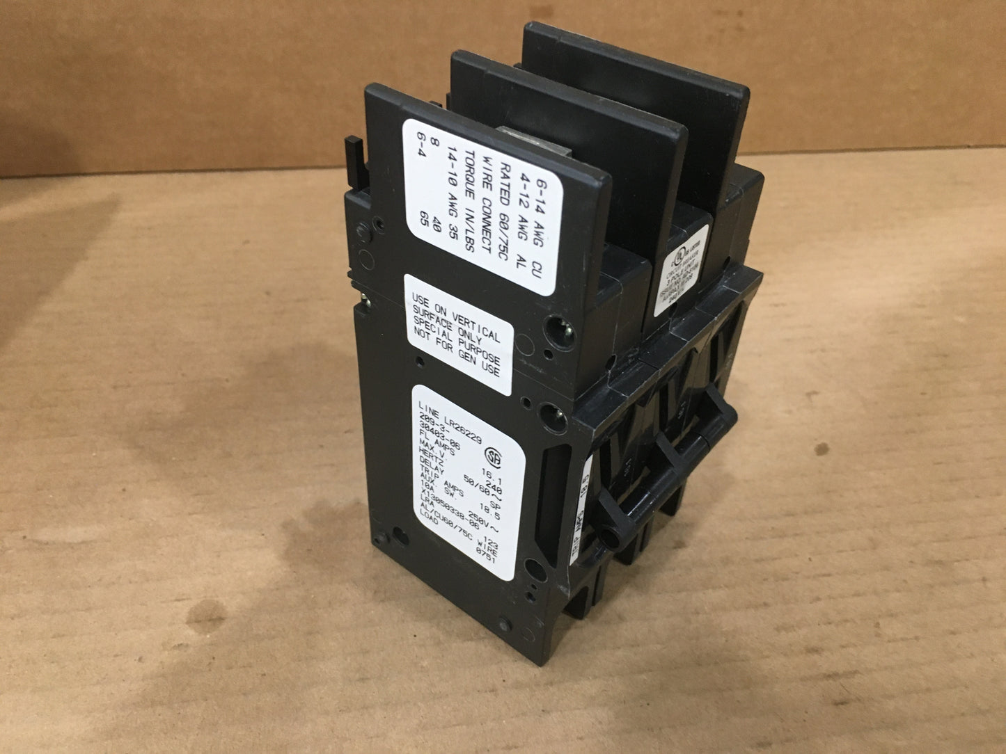 Disyuntor de 3 polos, 16,1 amperios, 240 voltios