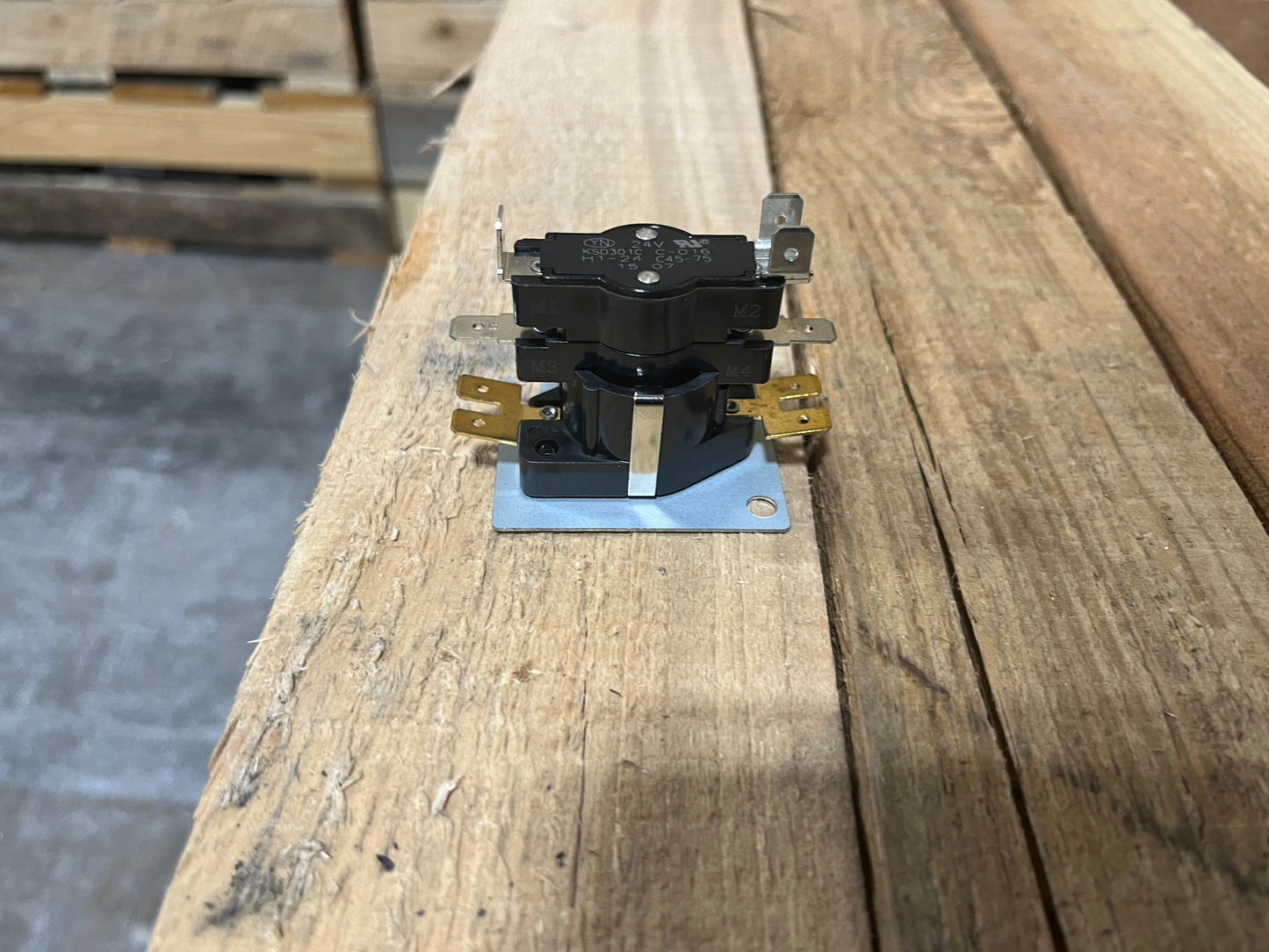 Serie 332, 24 V, ventilador y calefacción, dos interruptores, secuenciador térmico DPST con terminales de tornillo y conexiones rápidas