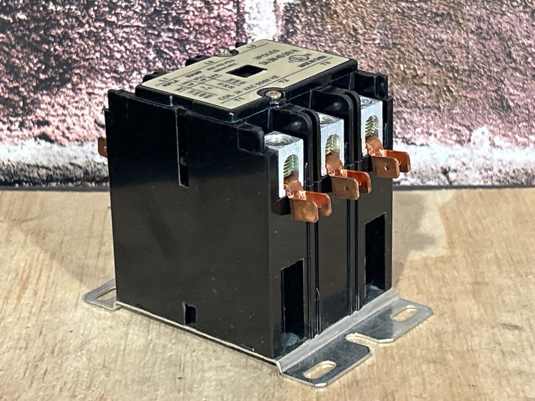24 V, 50/60 Hz, 40 Amps 3 Pole Contactor