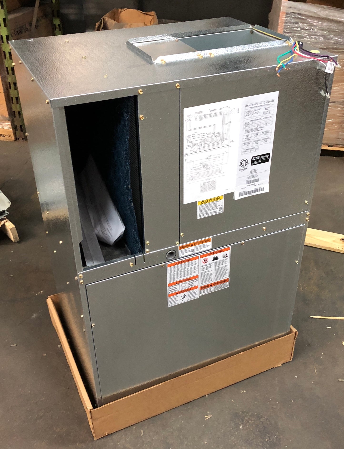 Unidad compacta de enfriamiento eléctrico de flujo ascendente de la serie "Magic-Pak" de 1 tonelada, 9 EER 208-230/60/1 R-410A CFM: 450