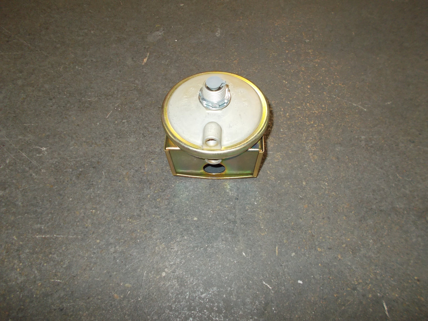 1800 Series Low Differential Pressure Switch, 120-125-250-480VAC/60 0.15"-0.5" W.C.