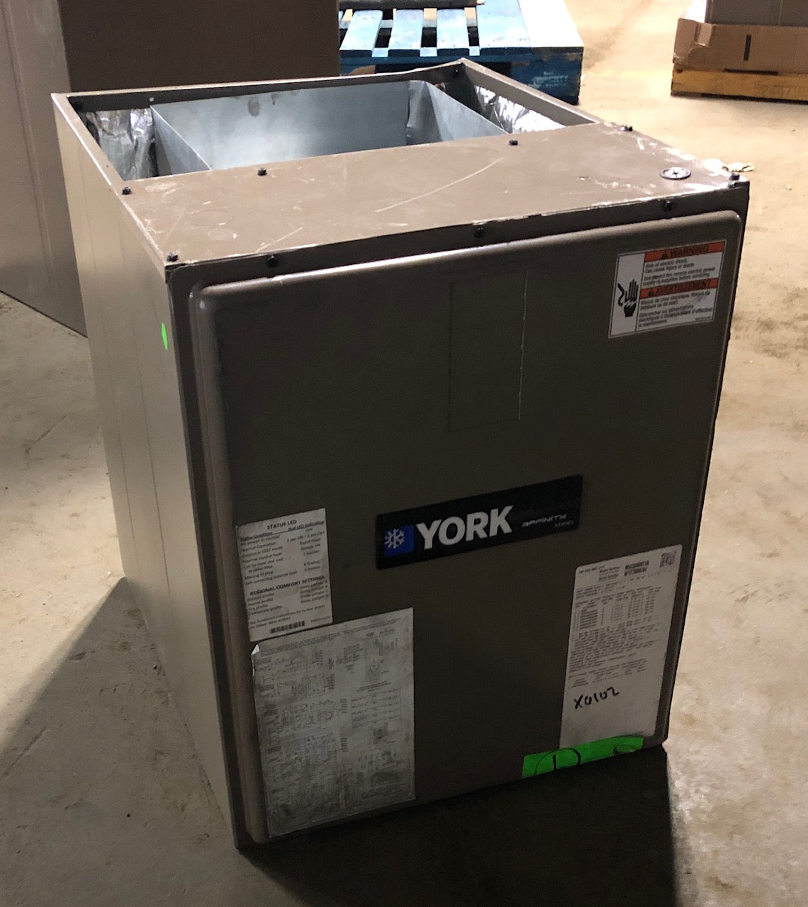 Manejador de aire compatible con comunicación de velocidad variable, ECM multiposición de CA/HP de 2 toneladas, sin serpentín