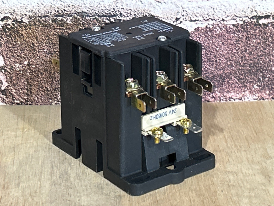 24 V, 50/60 Hz, 30 Amps 3 Pole Contactor