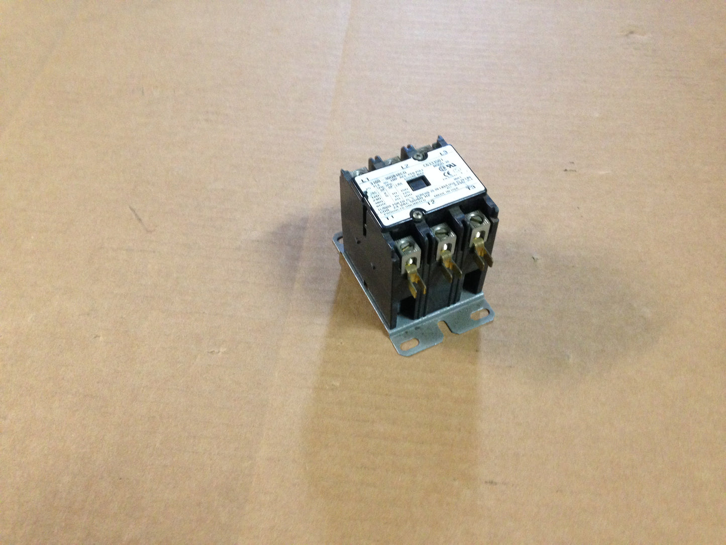 Contactor de 3 polos y 25 amperios, 120-240-480-600 V CA, con bobina: 24 V CA, Hertz: 50/60