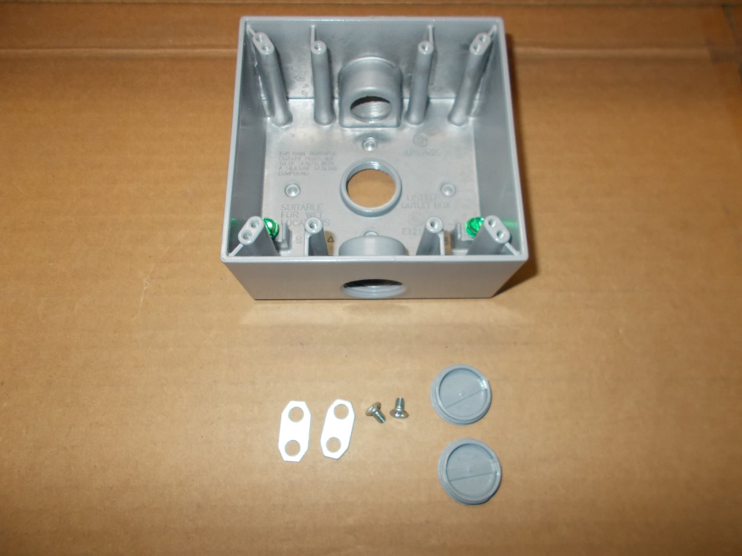 Caja de salida resistente a la intemperie de 3/4" con 3 orificios y 2 unidades