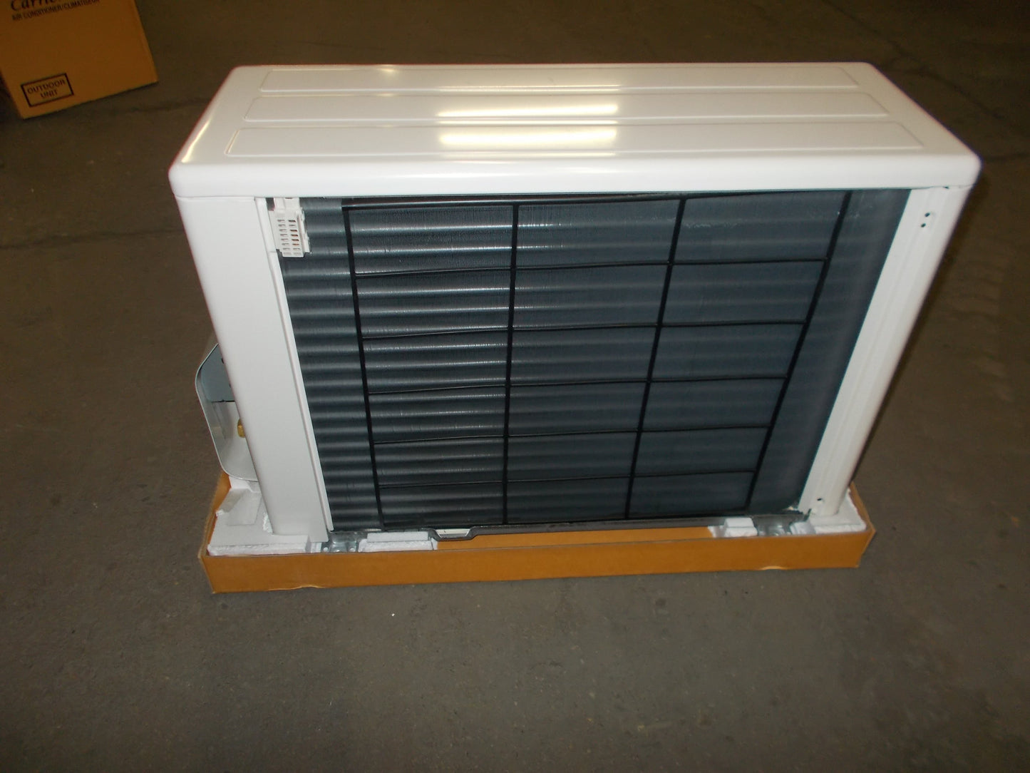 Aire acondicionado con bomba de calor minisplit de zona única de 15 000 Btu con calentador de bandeja base, 20 SEER 208-230/60/1 R-410A