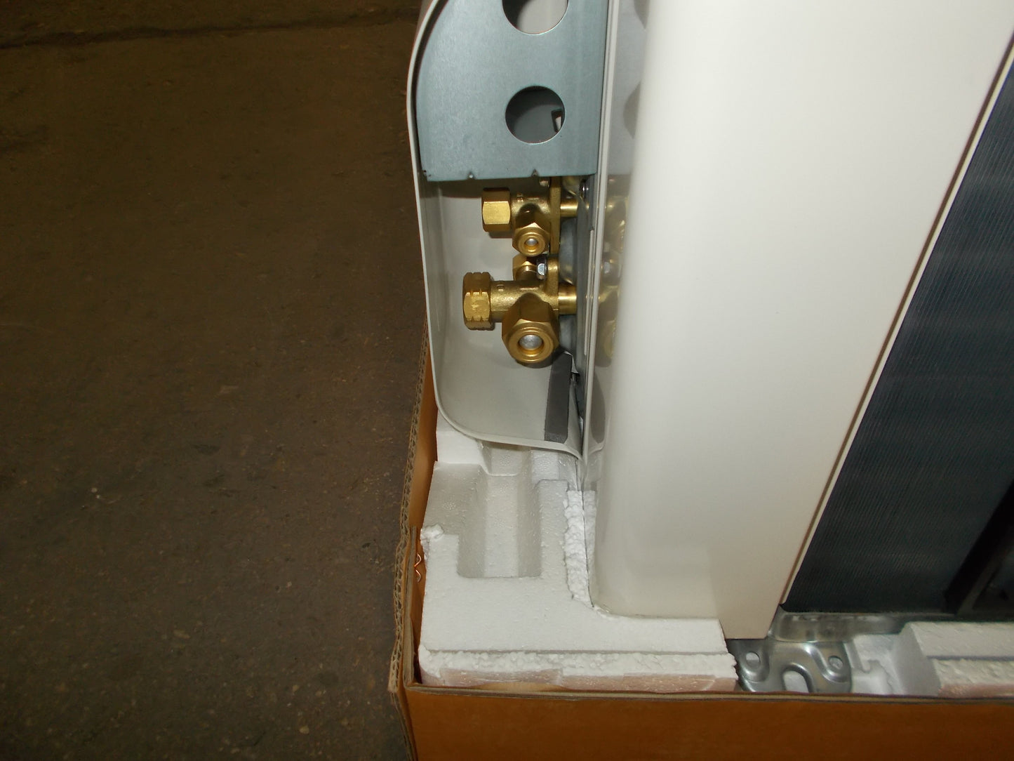 Aire acondicionado con bomba de calor minisplit de zona única de 15 000 Btu con calentador de bandeja base, 20 SEER 208-230/60/1 R-410A