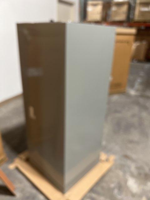 PORTA PAPEL HIGIÉNICO ESSENTIALS CON TAPA, CROMADO