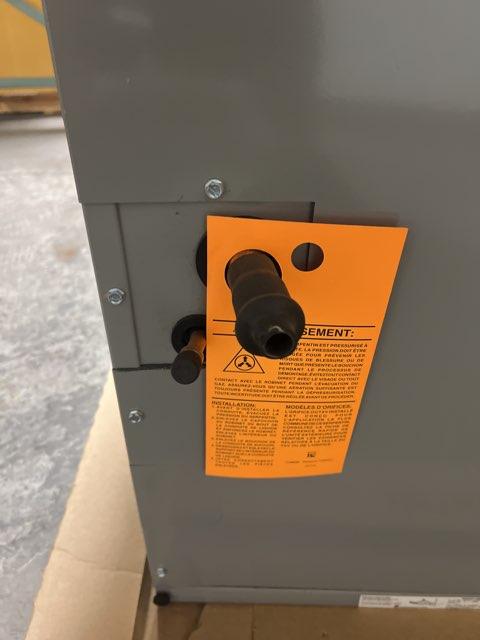 PORTA PAPEL HIGIÉNICO ESSENTIALS CON TAPA, CROMADO