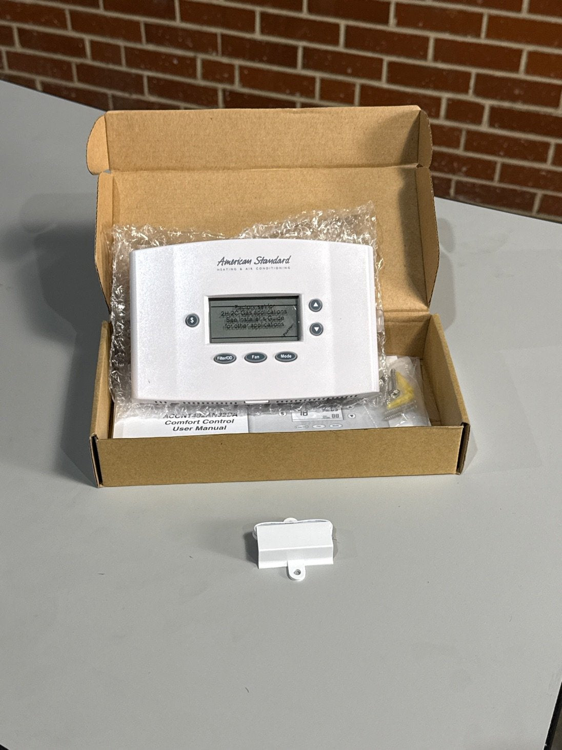 Non-Programmable 3 Heat/2 Cool 24 V Heat Pump/Conventional Thermostat