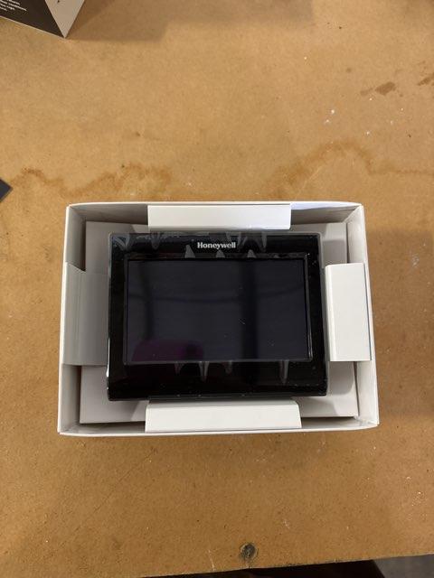 Programmable Voice Control Multi-Stage 24 V Heat Pump/Conventional Thermostat
