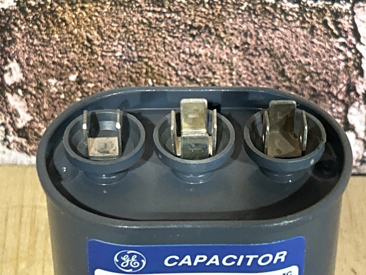 370 Vac, 7.5MFD 50/60 Hz, Oval Capacitor