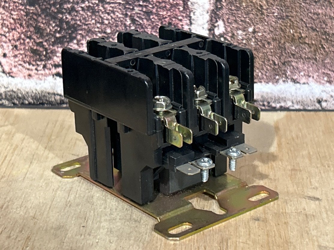 24 V, 50/60 Hz, 30 Amps 3 Pole Contactor