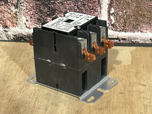 24 V, 50/60 Hz, 30 Amps 3 Pole Contactor
