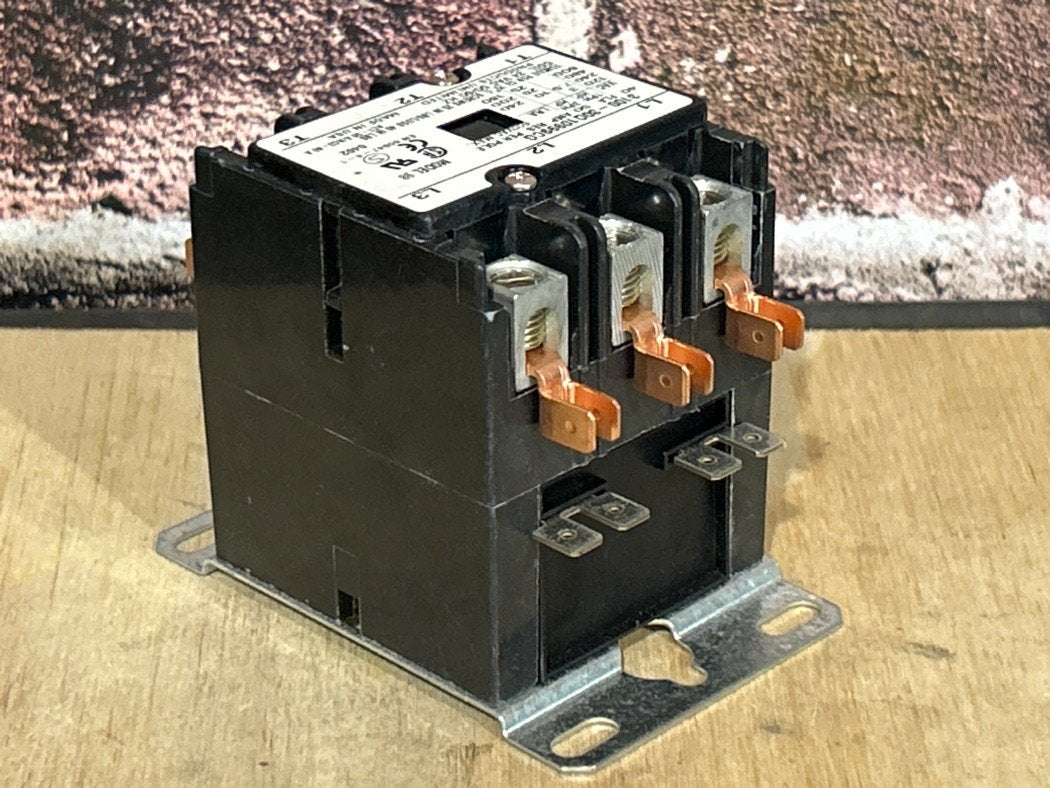 24 V, 50/60 Hz, 40 Amps 3 Pole Contactor