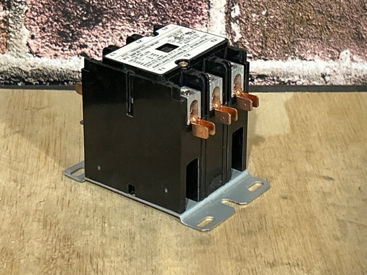 24 V, 50/60 Hz, 40 Amps 3 Pole Contactor