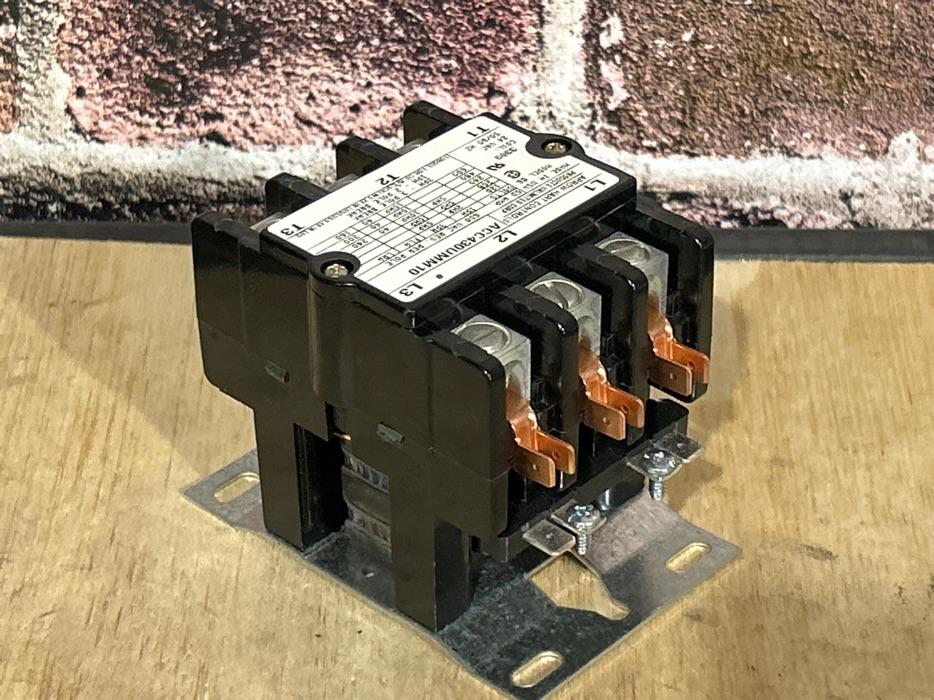 24 V, 50/60 Hz, 40 Amps 3 Pole Contactor