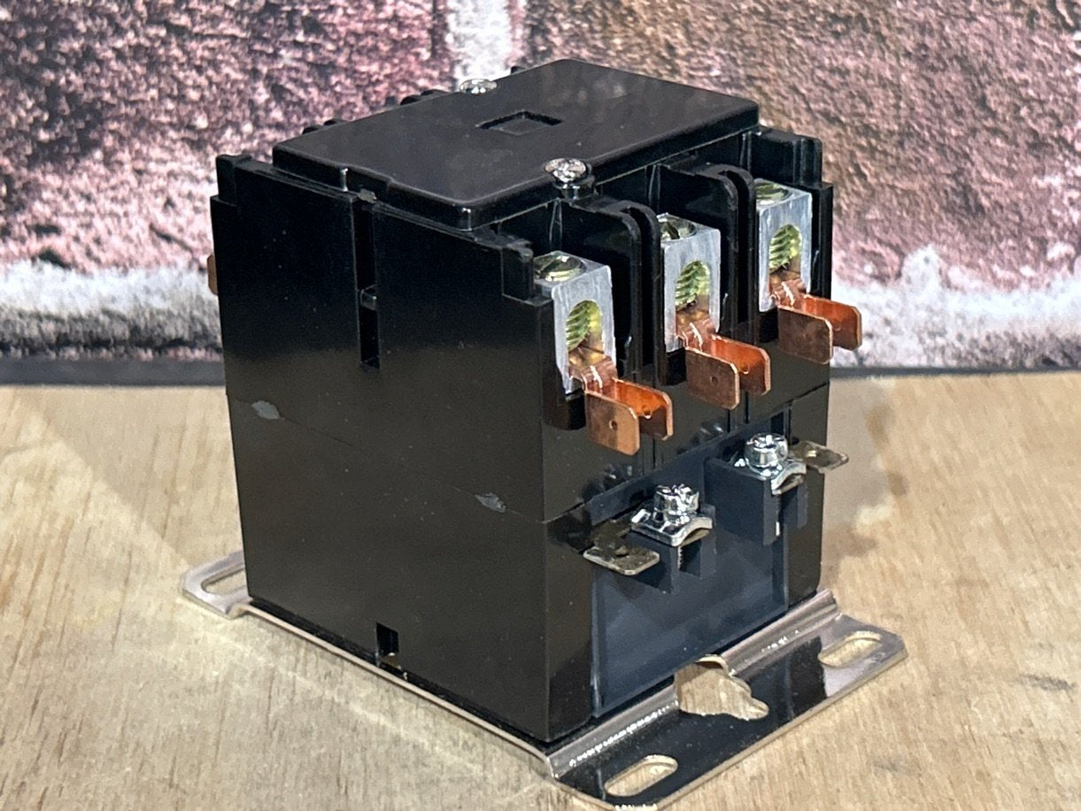 24 V, 50/60 Hz, 40 Amps 3 Pole Contactor