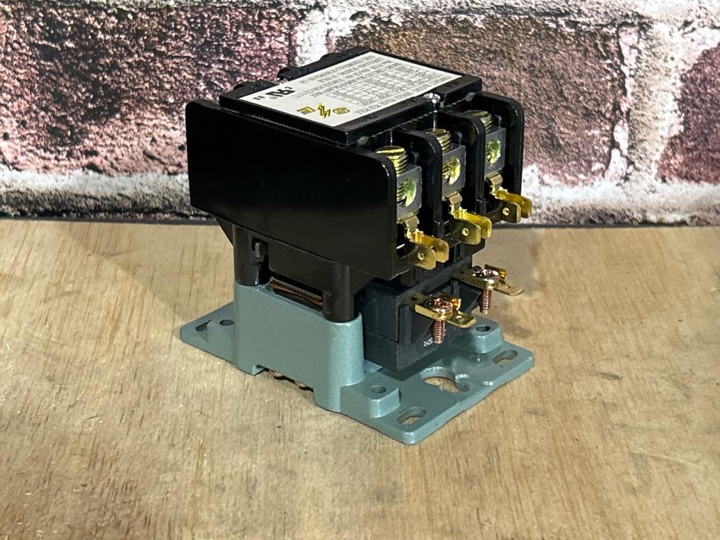 24 V, 50/60 Hz, 40 Amps 3 Pole Contactor