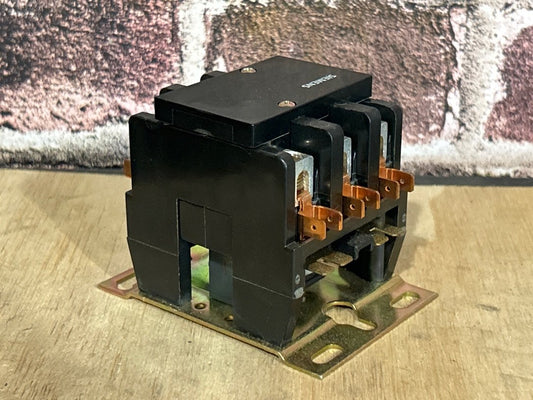 24 V, 50/60 Hz, 40 Amps 3 Pole Contactor