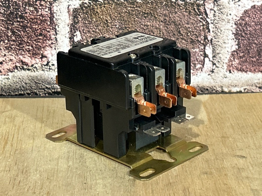 24 V, 50/60 Hz, 40 Amps 3 Pole Contactor
