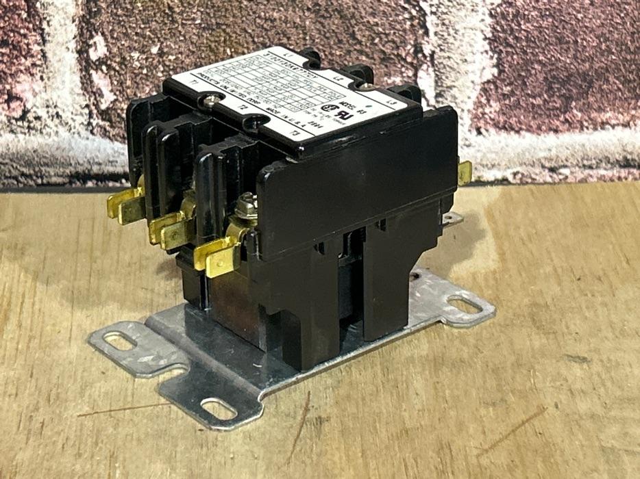 208/240 V, 50/60 Hz, 30 Amps 3 Pole Contactor