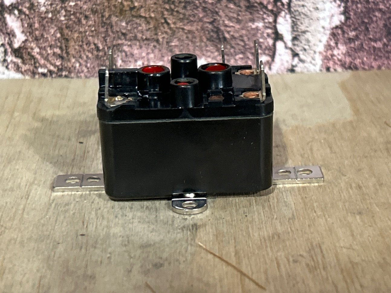 240 V, 50/60 Hz, 18 Amps, Relay