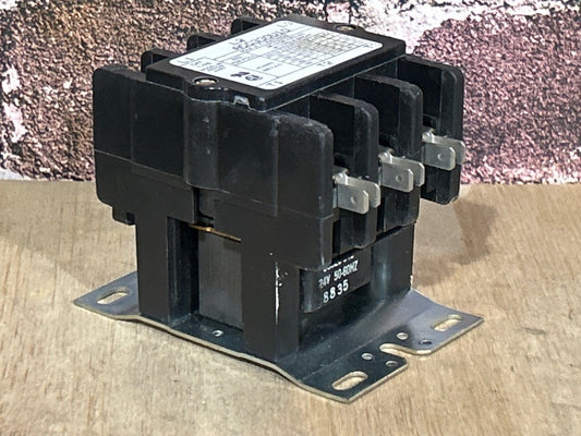 24 V, 50/60 Hz, 30 Amps 3 Pole Contactor