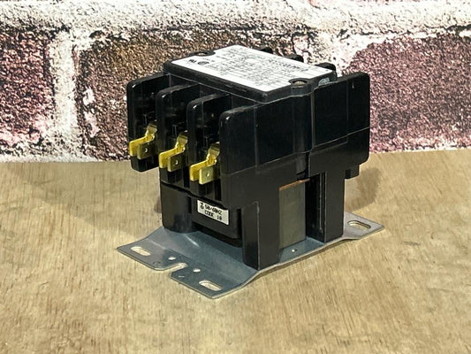 24 V, 50/60 Hz, 30 Amps 3 Pole Contactor