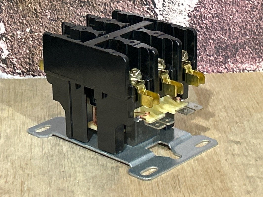 24 V, 50/60 Hz, 25 Amps 3 Pole Contactor