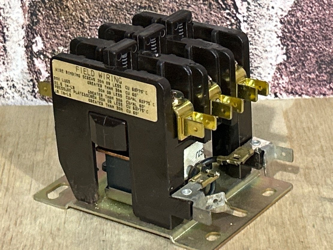 120 V, 50/60 Hz, 25 Amps 3 Pole Contactor