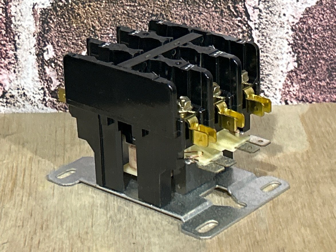 24 V, 50/60 Hz, 25 Amps 3 Pole Contactor