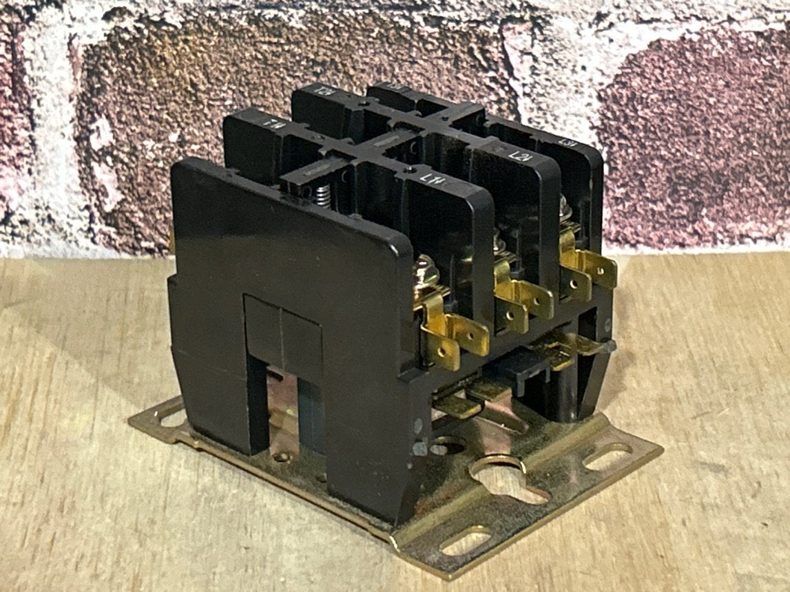 24 V, 50/60 Hz, 25 Amps 3 Pole Contactor