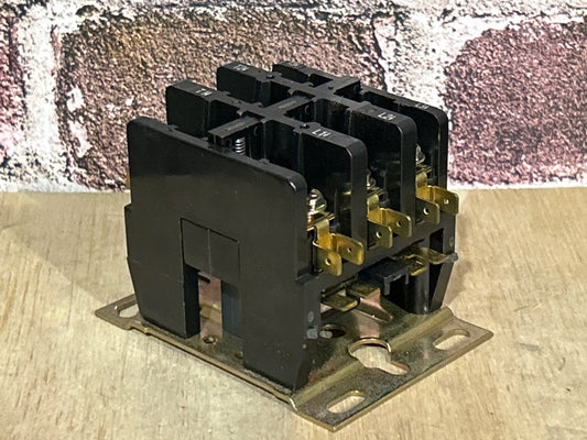 24 V, 50/60 Hz, 25 Amps 3 Pole Contactor