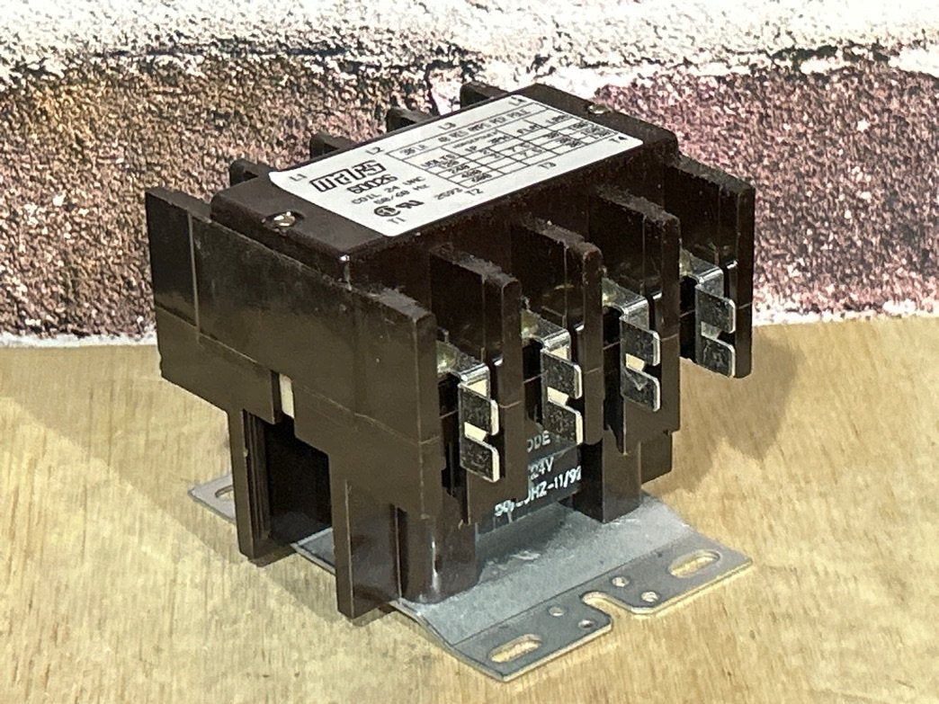 24 V, 50/60 Hz, 30 Amps 4 Pole Contactor