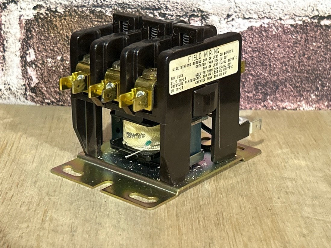 24 V, 50/60 Hz, 25 Amps 3 Pole Contactor