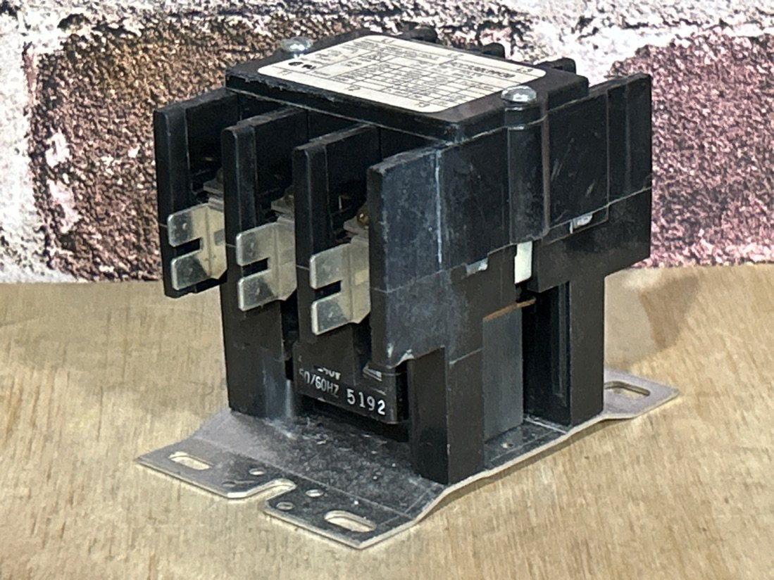 208/240 V, 50/60 Hz, 30 Amps 3 Pole Contactor