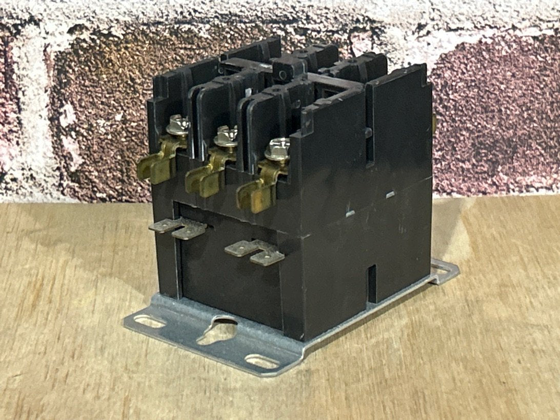 24 V, 50/60 Hz, 30 Amps 3 Pole Contactor