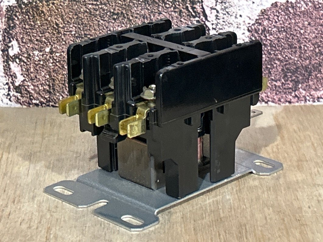 24 V, 50/60 Hz, 30 Amps 3 Pole Contactor