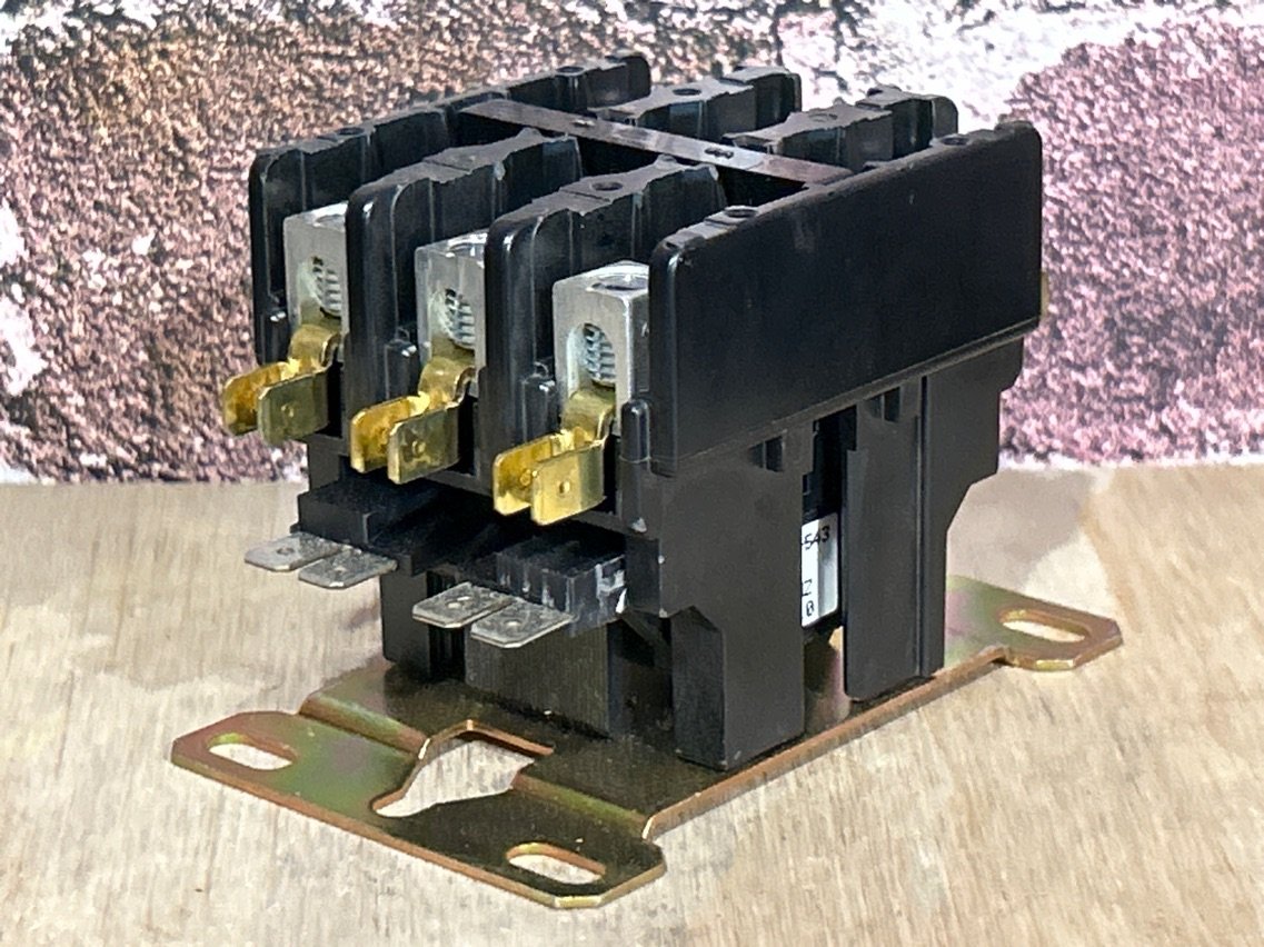 24 V, 50/60 Hz, 30 Amps 3 Pole Contactor