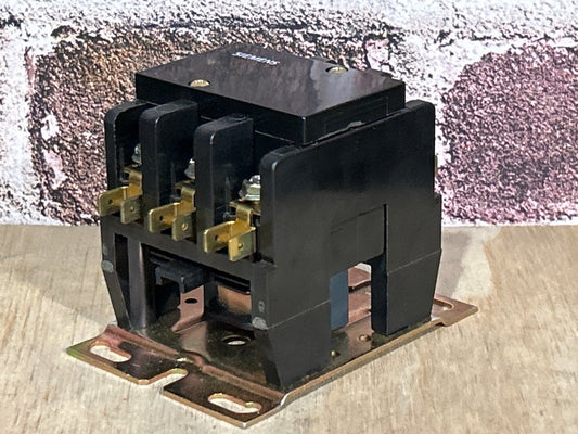24 V, 50/60 Hz, 30 Amps 3 Pole Contactor